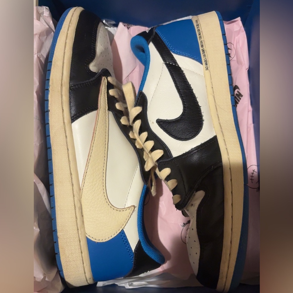 Travis Scott jordan 1 low fragments